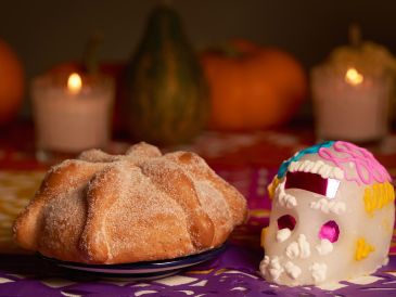 El elemento que ocupa el primer lugar de importancia indiscutible es el pan de muerto. ESPECIAL / CANVA