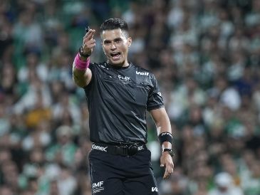 Pumas busca revertir la suspensión de su defensa tras el polémico arbitraje en Torreón, dirigido por Guillermo Pacheco. Imago7 / ARCHIVO