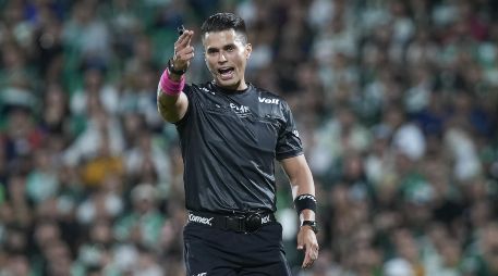 Pumas busca revertir la suspensión de su defensa tras el polémico arbitraje en Torreón, dirigido por Guillermo Pacheco. Imago7 / ARCHIVO