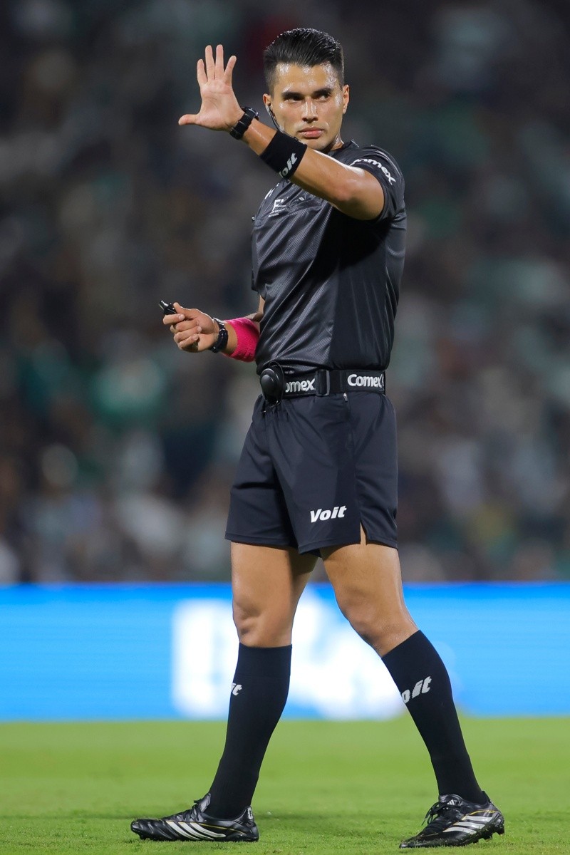 Guillermo Pacheco, árbitro central en el Santos vs Pumas. Imago7 / ARCHIVO