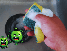 La esponja de cocina tiende a acumular microorganismos, ya que la humedad y los restos de comida que se alojan en ella creando el ambiente ideal para generar bacterias. ESPECIAL / CANVA