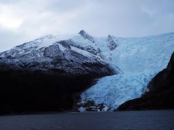 Este fenómeno ocurre porque los lagos provocan la fractura del hielo y aceleran su derretimiento subacuático. EFE / E. González