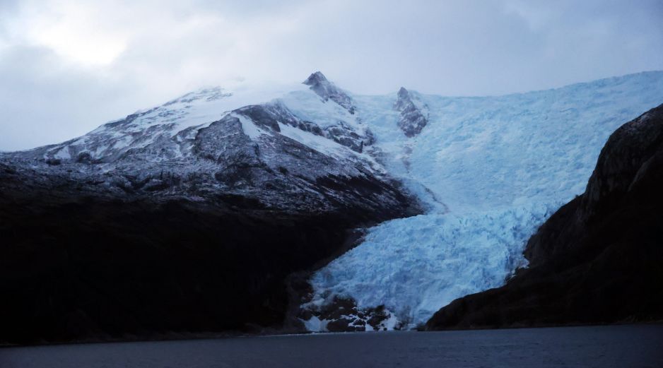 Este fenómeno ocurre porque los lagos provocan la fractura del hielo y aceleran su derretimiento subacuático. EFE / E. González