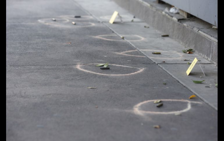 El conductor del camión resultó con una herida leve en una mano luego del ataque directo en su contra mientras conducía. EL INFORMADOR/ARCHIVO