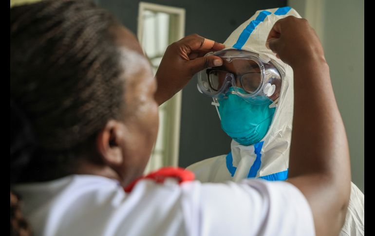 Una trabajadora de salud ayuda a un colega a ponerse el equipo de protección individual en una habitación de una unidad de aislamiento para pacientes con ébola en The Nairobi Hospital, Kenia. AP/A. Kasuku