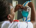 Una trabajadora de salud ayuda a un colega a ponerse el equipo de protección individual en una habitación de una unidad de aislamiento para pacientes con ébola en The Nairobi Hospital, Kenia. AP/A. Kasuku