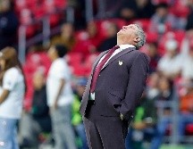 El entrenador de Atlante Miguel Herrera reacciona durante el juego que su equipo perdió 1-0. EFE/I. Esquivel