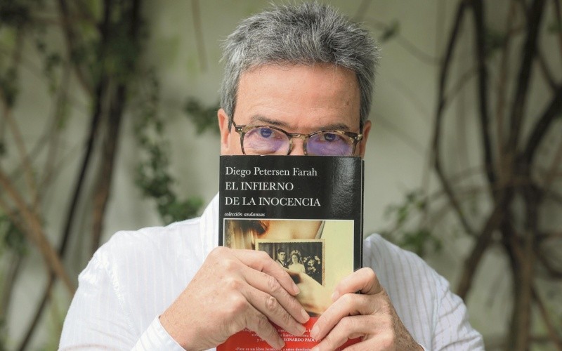 Diego Petersen Farah. El escritor y periodista posa con la portada de su nueva novela, “El infierno de la inocencia”. EL INFORMADOR/A. Navarro