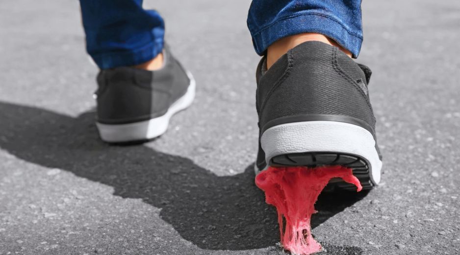 La medida propone que las empresas de chicles etiqueten durante dos años sus productos indicando que contienen microplásticos, y si al tercer año los continúan incluyendo en sus fórmulas, los tendrán que retirar. ESPECIAL / CANVA
