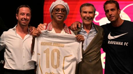 Ronaldinho firmó con el Ravenna en junio, pero todavía no ha disputado ningún encuentro con el equipo italiano. AFP / ARCHIVO