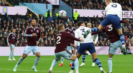 Pese a la derrota, el club del norte de Inglaterra, amenazado con duras sanciones en un caso de fraude financiero, conserva el liderato de la Premier League con 21 puntos. AFP / D. Staples