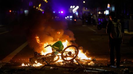 Los Mossos d'Esquadra detuvieron a un centenar de jóvenes por su presunta relación con los alborotos. EFE / A. ESTEVEZ