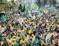 Simpatizantes del candidato a la Presidencia de Brasil, Flávio Bolsonaro, participan en un acto de campaña este sábado en la playa de Barra da Tijuca. EFE/A. Coehlo