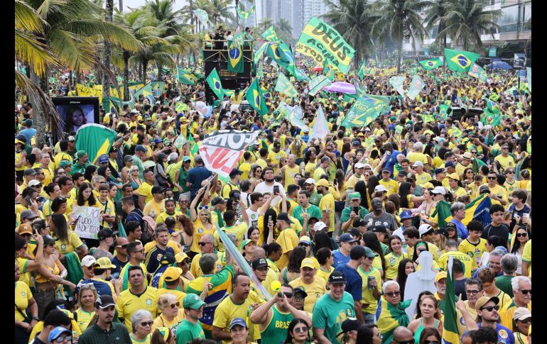 Simpatizantes del candidato a la Presidencia de Brasil, Flávio Bolsonaro, participan en un acto de campaña este sábado en la playa de Barra da Tijuca. EFE/A. Coehlo