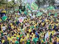 Simpatizantes del candidato a la Presidencia de Brasil, Flávio Bolsonaro, participan en un acto de campaña este sábado en la playa de Barra da Tijuca. EFE/A. Coehlo