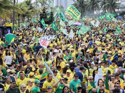 Simpatizantes del candidato a la Presidencia de Brasil, Flávio Bolsonaro, participan en un acto de campaña este sábado en la playa de Barra da Tijuca. EFE/A. Coehlo