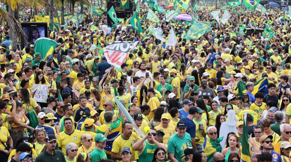 Simpatizantes del candidato a la Presidencia de Brasil, Flávio Bolsonaro, participan en un acto de campaña este sábado en la playa de Barra da Tijuca. EFE/A. Coehlo
