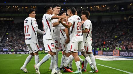 Raúl Rangel atajó un penal y realizó intervenciones clave para asegurar la victoria de Chivas ante Monterrey. IMAGO7.