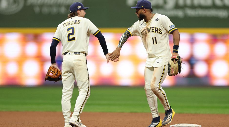 Brewers remontaron una desventaja de cuatro carreras para vencer 5-4 a los Rays y ampliar su ventaja en la Serie Mundial. AFP.