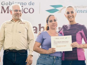 El gobernador de Michoacán, Alfredo Ramírez Bedolla, acompañó a la Presidenta Claudia Sheinbaum en la entrega de créditos de Finabien. ESPECIAL