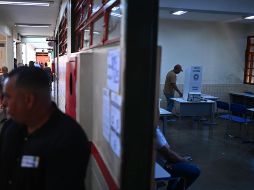 Un hombre vota este domingo en un colegio electoral en Brasilia (Brasil) durante la segunda vuelta de las elecciones presidenciales. EFE/A. Borges