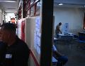 Un hombre vota este domingo en un colegio electoral en Brasilia (Brasil) durante la segunda vuelta de las elecciones presidenciales. EFE/A. Borges