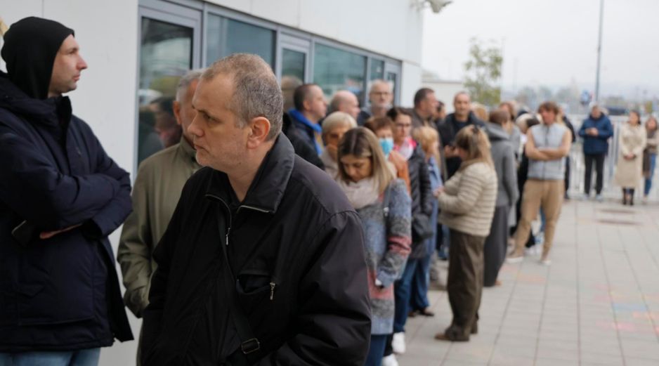 Aproximadamente 6,4 millones de serbios pueden acudir a votar hasta las 20.00 (19.00 GMT) en estas elecciones, consideradas las más trascendentales y reñidas en Serbia. EFE/M. DJOKOVIC