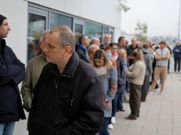 Aproximadamente 6,4 millones de serbios pueden acudir a votar hasta las 20.00 (19.00 GMT) en estas elecciones, consideradas las más trascendentales y reñidas en Serbia. EFE/M. DJOKOVIC