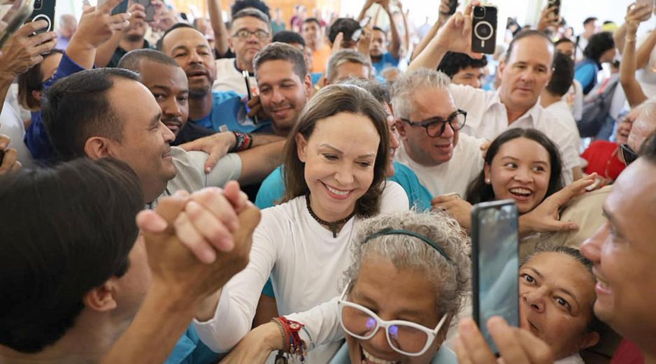 Fotografía cedida por el partido político Vente Venezuela que muestra a la premio nobel de la paz 2025, María Corina Machado, siendo recibida por simpatizantes este domingo, en el Santuario Divina Pastora en Barquisimeto. EFE/ V. Venezuela