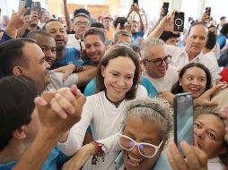 Fotografía cedida por el partido político Vente Venezuela que muestra a la premio nobel de la paz 2025, María Corina Machado, siendo recibida por simpatizantes este domingo, en el Santuario Divina Pastora en Barquisimeto. EFE/ V. Venezuela