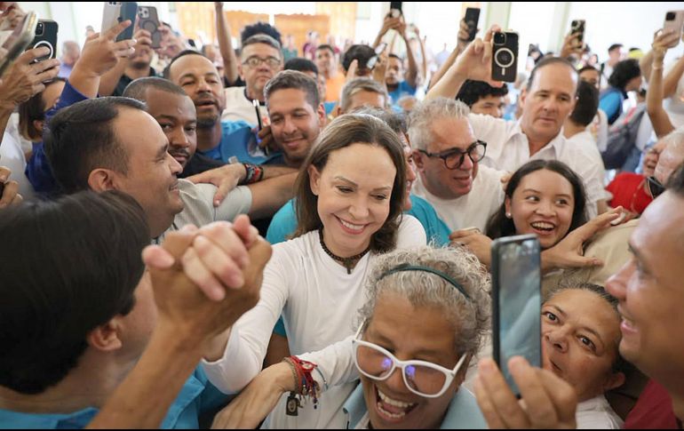 Fotografía cedida por el partido político Vente Venezuela que muestra a la premio nobel de la paz 2025, María Corina Machado, siendo recibida por simpatizantes este domingo, en el Santuario Divina Pastora en Barquisimeto. EFE/ V. Venezuela