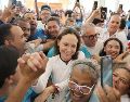Fotografía cedida por el partido político Vente Venezuela que muestra a la premio nobel de la paz 2025, María Corina Machado, siendo recibida por simpatizantes este domingo, en el Santuario Divina Pastora en Barquisimeto. EFE/ V. Venezuela