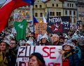 Manifestación en apoyo a los medios públicos (la televisión y radio checa), en la Plaza de la Ciudad Vieja de Praga, Chequia, el 25 de octubre de 2026. EFE/M. DIVISEK