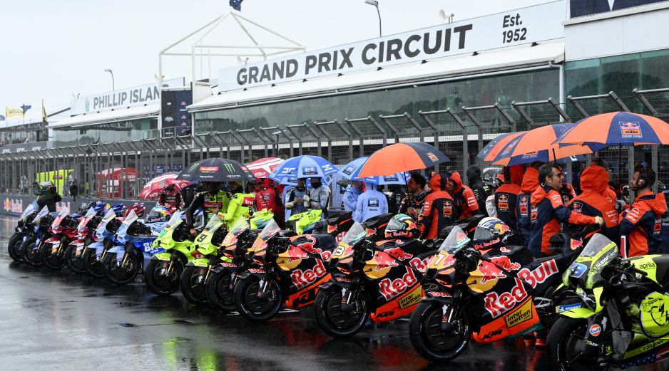 La falta de visibilidad impidió la operación del helicóptero médico y obligó a cancelar las carreras de MotoGP, Moto2 y Moto3 en Phillip Island. EFE.