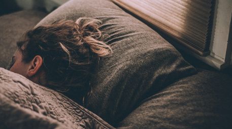 La alimentación puede contribuir al descanso, pero no garantiza que concilies el sueño ni que duermas toda la noche sin interrupciones. UNSPLASH