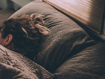 La alimentación puede contribuir al descanso, pero no garantiza que concilies el sueño ni que duermas toda la noche sin interrupciones. UNSPLASH