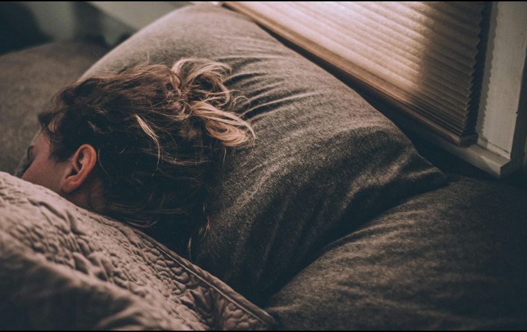 La alimentación puede contribuir al descanso, pero no garantiza que concilies el sueño ni que duermas toda la noche sin interrupciones. UNSPLASH
