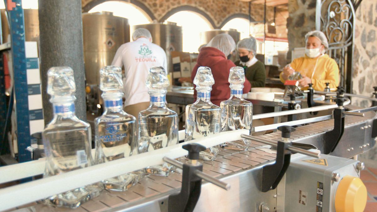 Crecen ventas de tequila al extranjero pese a retos