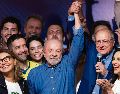 Geraldo Alckmin, vicepresidente de Brasil, levanta la mano de Lula da Silva para celebrar su triunfo electoral, que representa un respaldo a la izquierda frente al avance de la derecha en América Latina. AFP