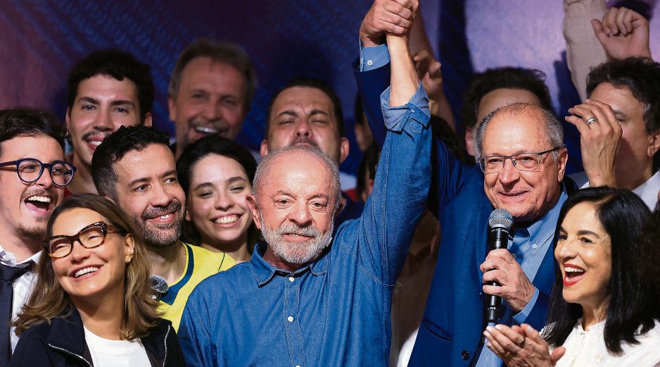 Geraldo Alckmin, vicepresidente de Brasil, levanta la mano de Lula da Silva para celebrar su triunfo electoral, que representa un respaldo a la izquierda frente al avance de la derecha en América Latina. AFP