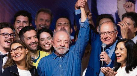 Geraldo Alckmin, vicepresidente de Brasil, levanta la mano de Lula da Silva para celebrar su triunfo electoral, que representa un respaldo a la izquierda frente al avance de la derecha en América Latina. AFP
