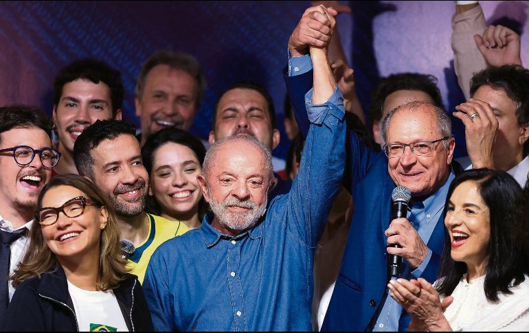 Geraldo Alckmin, vicepresidente de Brasil, levanta la mano de Lula da Silva para celebrar su triunfo electoral, que representa un respaldo a la izquierda frente al avance de la derecha en América Latina. AFP