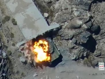 Imagen difundida por el centro de comunicación militar de los hutíes que muestra un supuesto ataque rebelde con drones "Rajum" contra las Fuerzas yemeníes respaldadas por Arabia Saudí. EFE/CENTRO DE COMUNICACIÓN MILITAR DE LOS HUTÍES