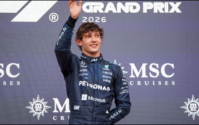 Kimi Antonelli celebra su victoria en el Gran Premio de Estados Unidos de Fórmula 1, resultado que lo acerca al campeonato de la temporada 2026. EFE / D. Safranek