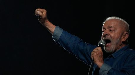 El presidente brasileño Luiz Inácio Lula da Silva habla ante partidarios tras su reelección, en Sao Paulo, Brasil, el 25 de octubre de 2026. AP/ N. Pisarenko