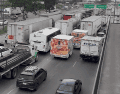 Poco antes de las 14:00 horas, los transportistas comenzaron a circular a paso lento por los carriles laterales hasta el Macrolibramiento. EL INFORMADOR / J. VELAZCO