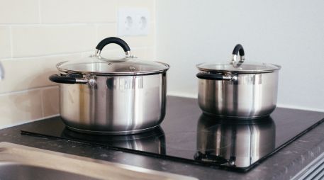 Frotar las ollas con papel aluminio y bicarbonato de sodio es un truco casero altamente efectivo para eliminar grasa y comida quemada. ESPECIAL/PEXELS