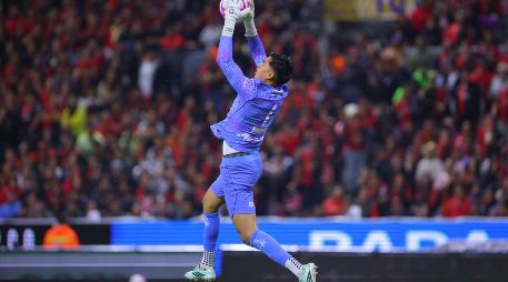 La solidez defensiva representa una base para aspirar a mejores resultados en Chivas. IMAGO7