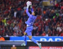 La solidez defensiva representa una base para aspirar a mejores resultados en Chivas. IMAGO7