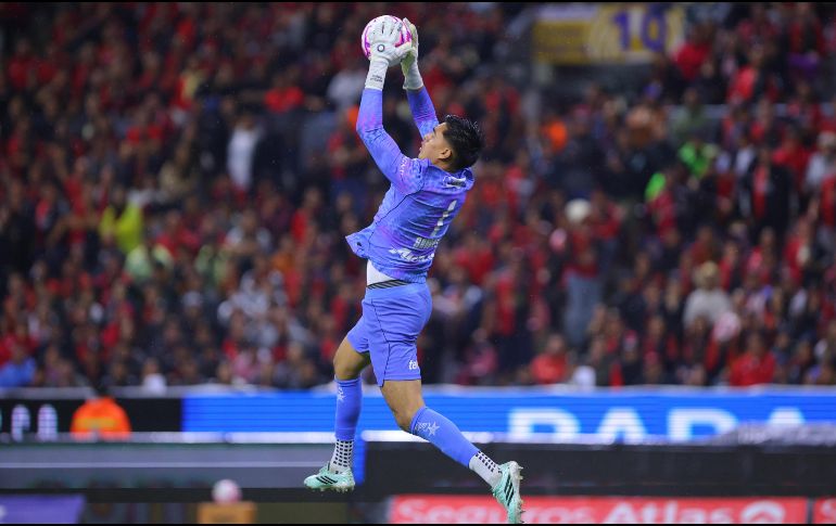 La solidez defensiva representa una base para aspirar a mejores resultados en Chivas. IMAGO7